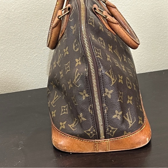 Louis Vuitton Alma PM Handbag Monogram - Picture 14 of 15